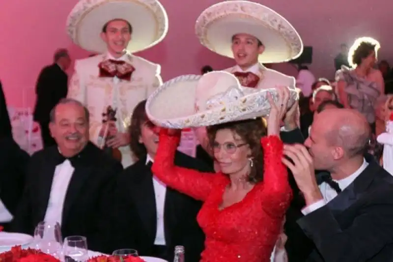 sophia loren con il sombrero in messico