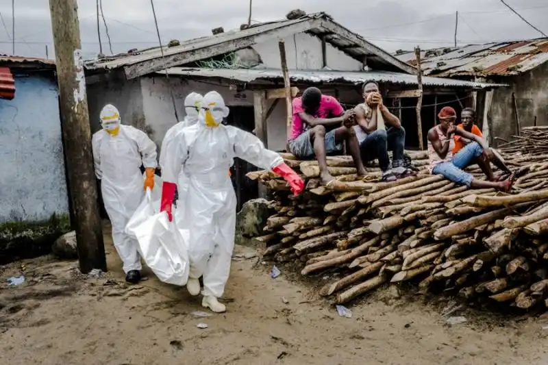 team per la sepoltura dei morti d'ebola in liberia