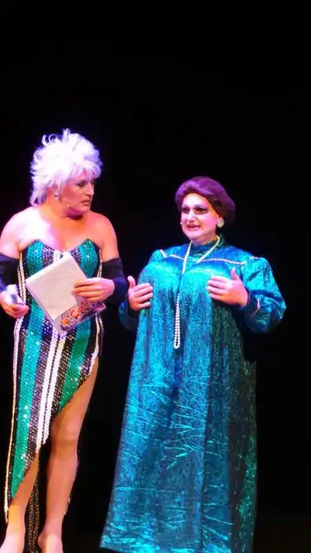 teatro nuovo di milano   spettacolo di travestiti de la cesira  6