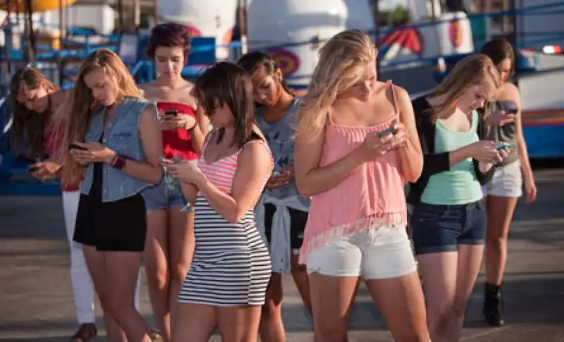 TEENAGER TELEFONO SMARTPHONE