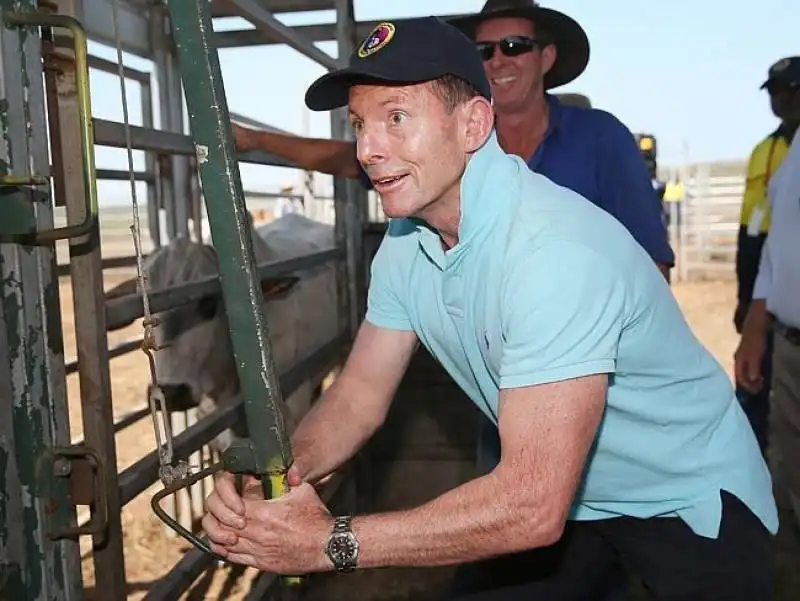 tony abbot in visita a una piccola comunita' aborigena 