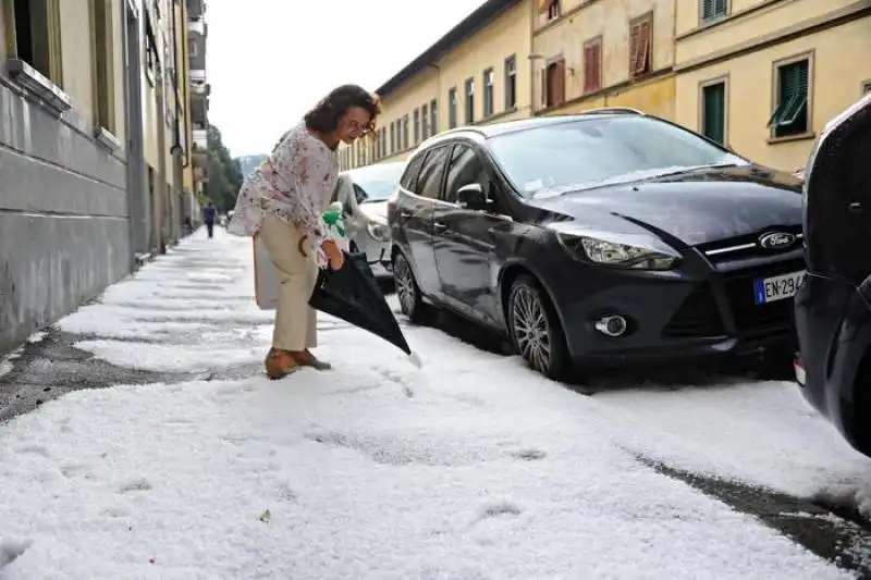 tromba d'aria e grandine a firenze    12