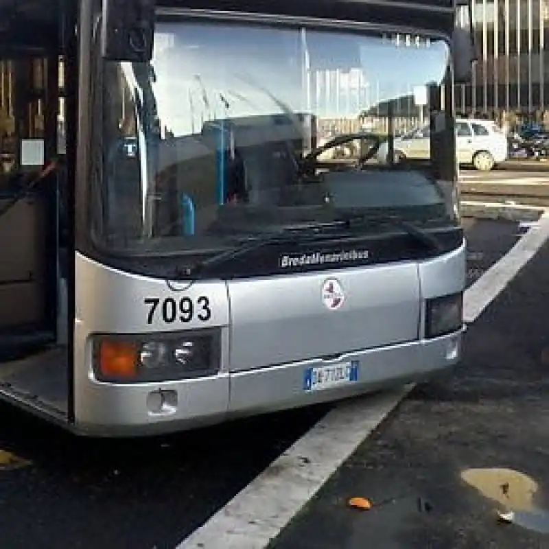 AUTISTA BUS PESTATO ROMA 1