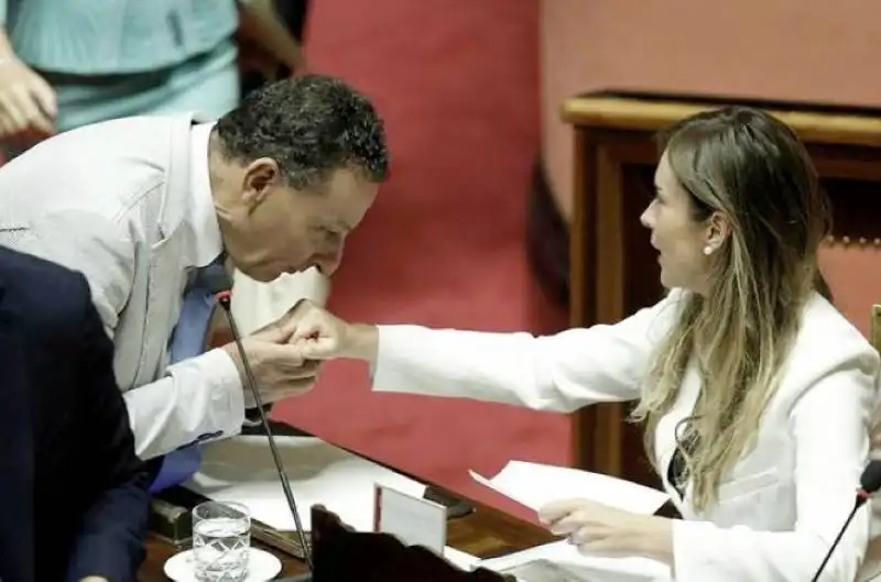 baciamano a maria elena boschi