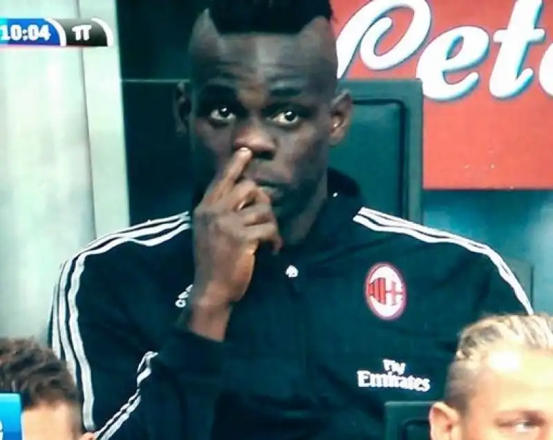 balotelli si scaccola