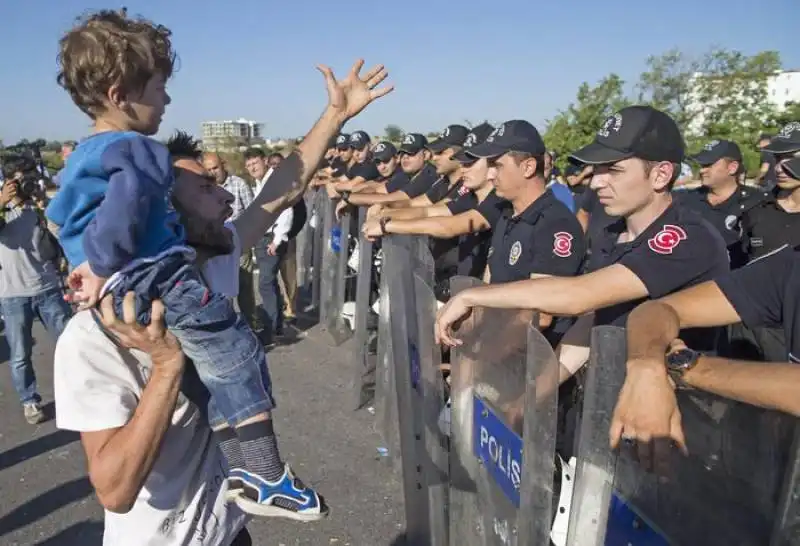 bambini davanti agli agenti con gli scudi 2