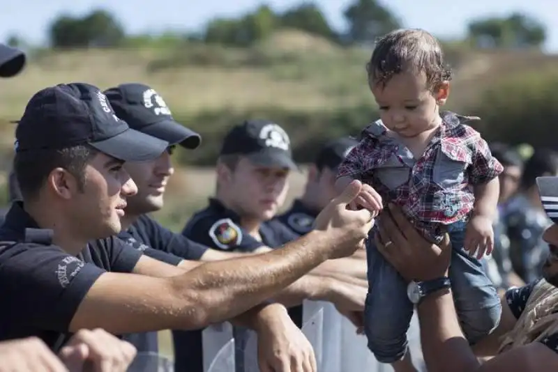 bambini davanti agli agenti con gli scudi c4