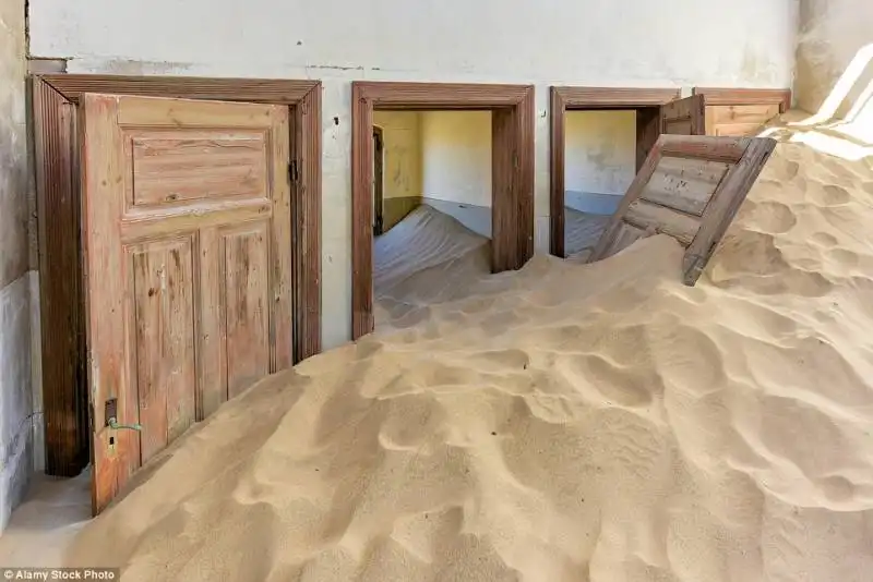 casa piena di sabbia a kolmanskop   namibia