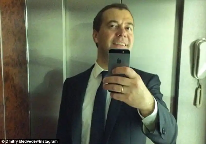 dmitry medvedev in ascensore