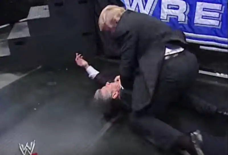 DONALD TRUMP E LA FINTA RISSA CON VINCE MCMAHON