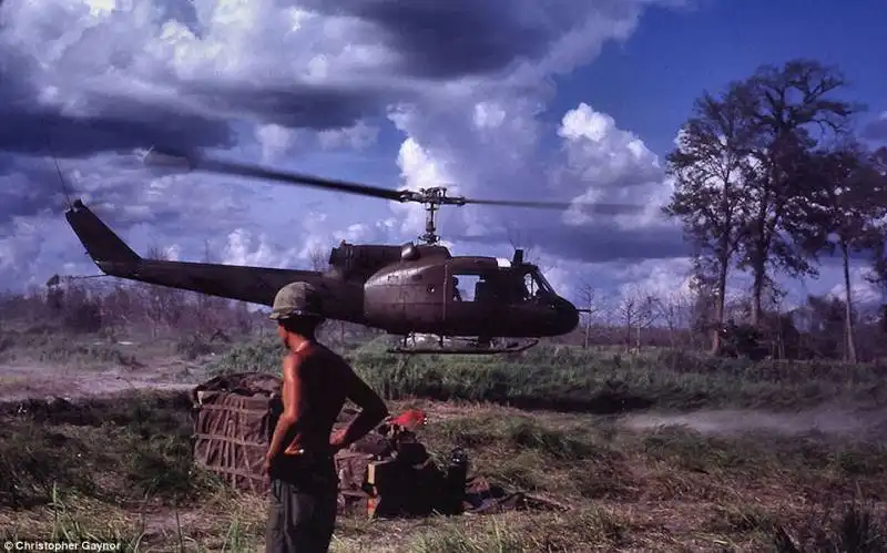 elicottero americano durante uno scarico rapido in vietnam