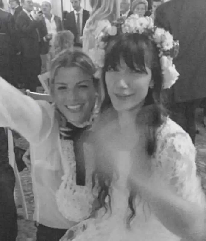 emma marrone al matrimonio di elisa