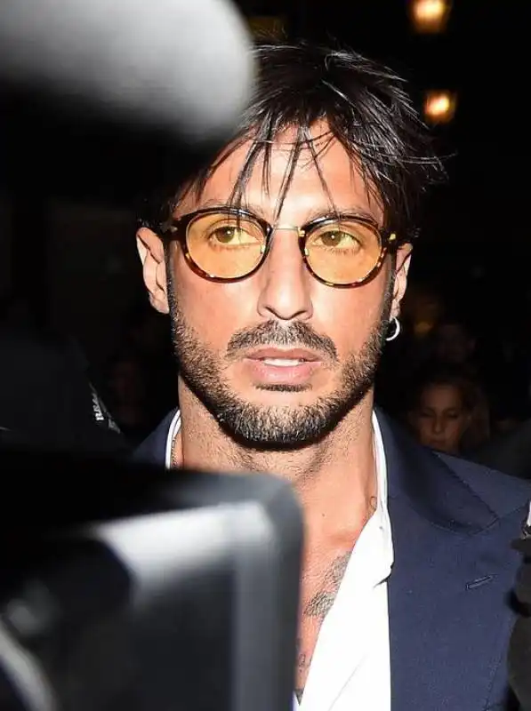 fabrizio corona al suo arrivo nel cinema del centro di milano per la proiezione del film documentario 'metamorfosi' e62c4c57