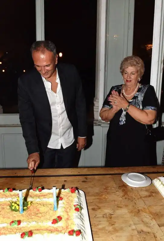 gerardo di lella taglia la torta di compleanno