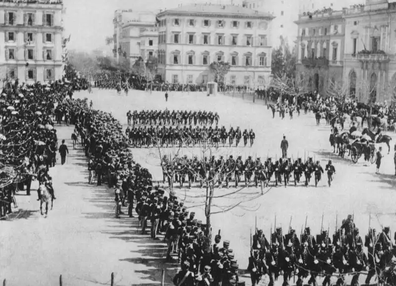 giuseppe primoli parata militare a piazza indipendenza napoli