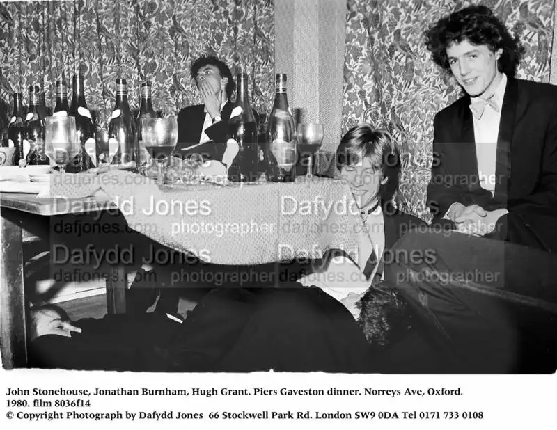 hugh grant a una cena del piers gaveston club