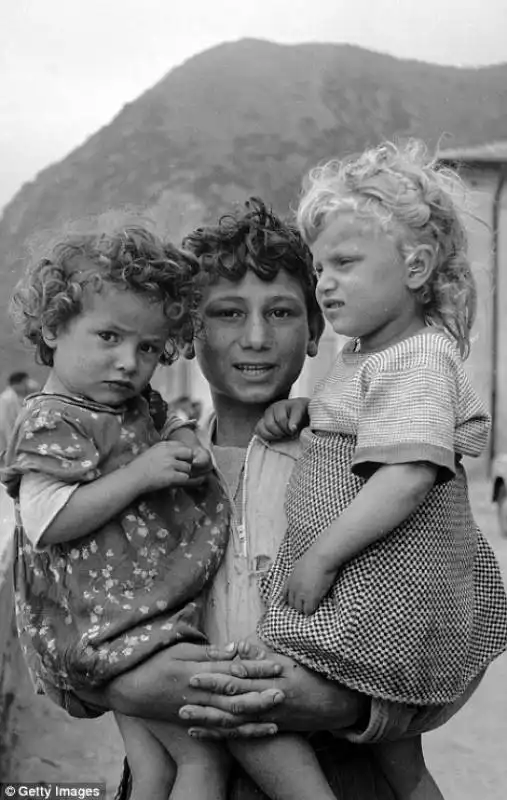 il figlio di un pescatore bada alle sue sorelle   calabria 1950