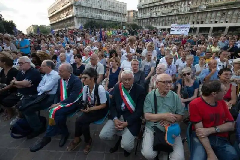 il pubblico del sit in antimafia