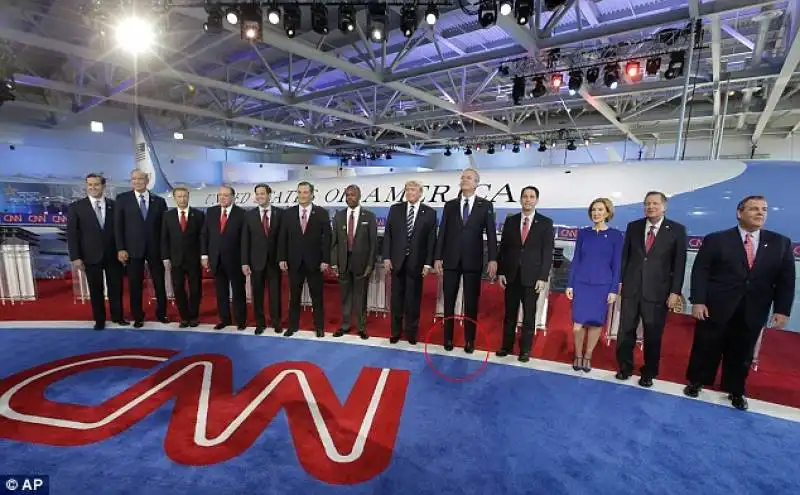 jeb bush in punta di piedi per la foto con i candidati  2