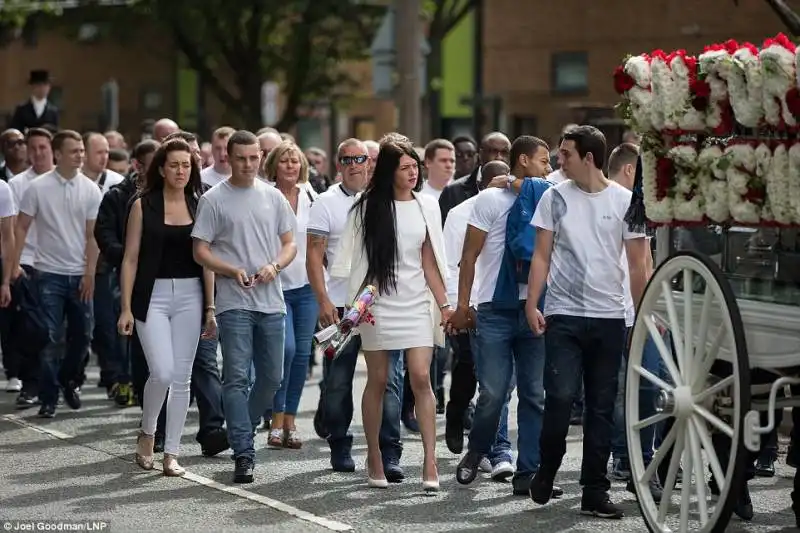 la famiglia senza abito scuro in omaggio a paul