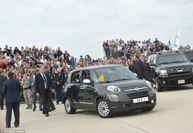 la folla accoglie papa francesco in america