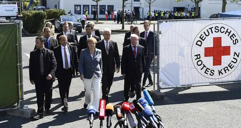 la merkel  visita  il centro per rifugiati di heidenau