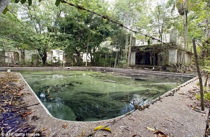 la piscina di naples abbandonata