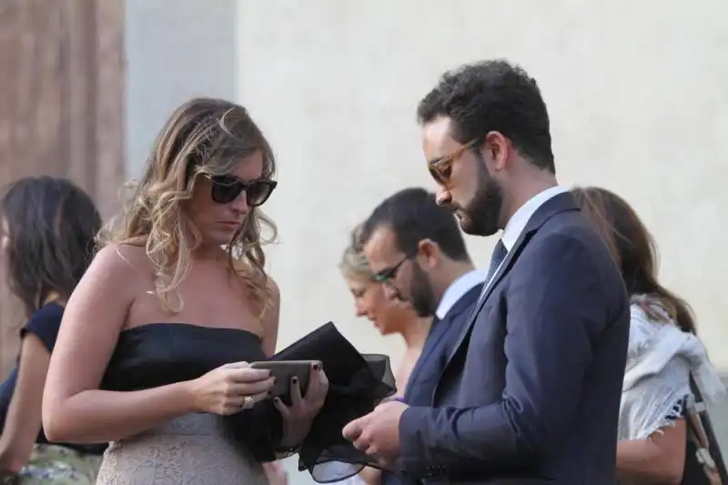 maria elena boschi con dietro claudio cerasa. 