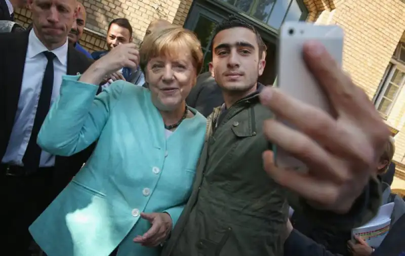 merkel selfie con i rifugiati