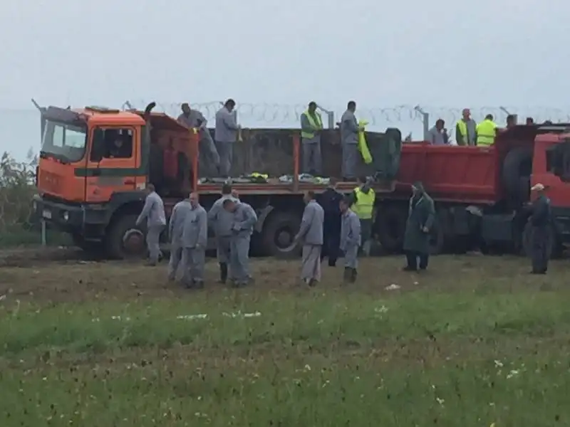 migranti anche detenuti per costruire il muro di orban   01