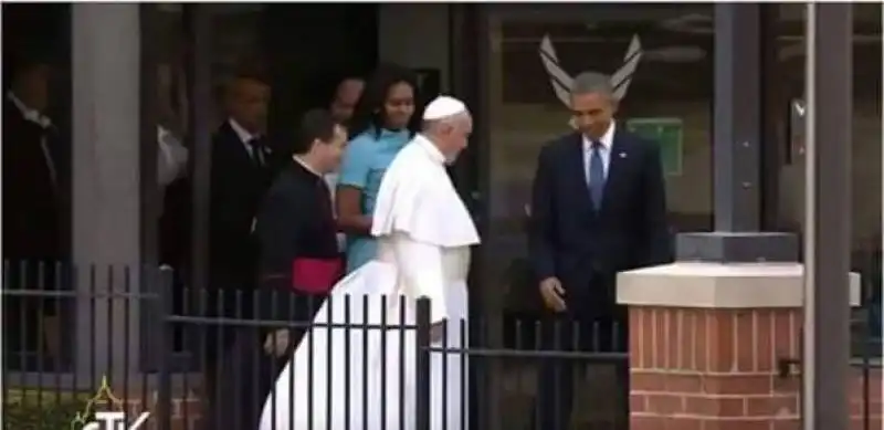 OBAMA CON LE CORNA DEL DIAVOLO MENTRE RICEVE PAPA BERGOGLIO