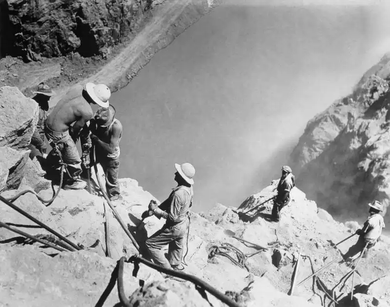 operai al lavoro con martelli pneumatici   1935