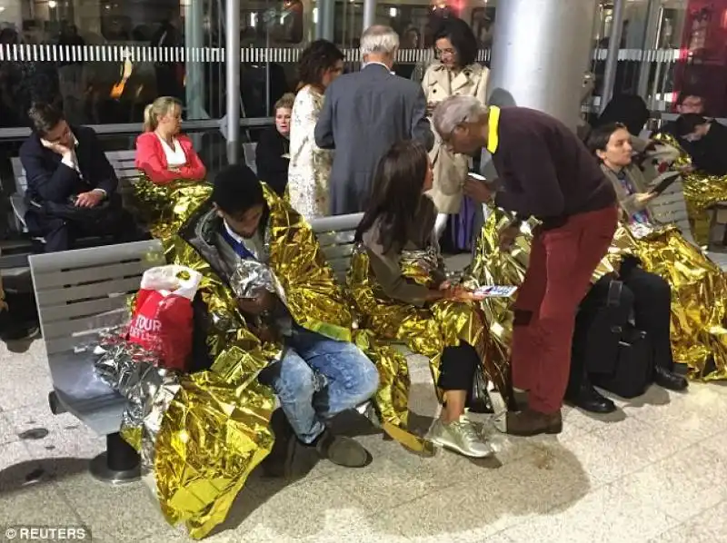 passeggeri dei treni bloccati