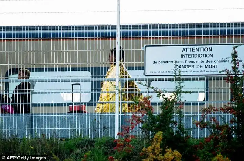 passeggeri in attesa alla stazione di calais frethun