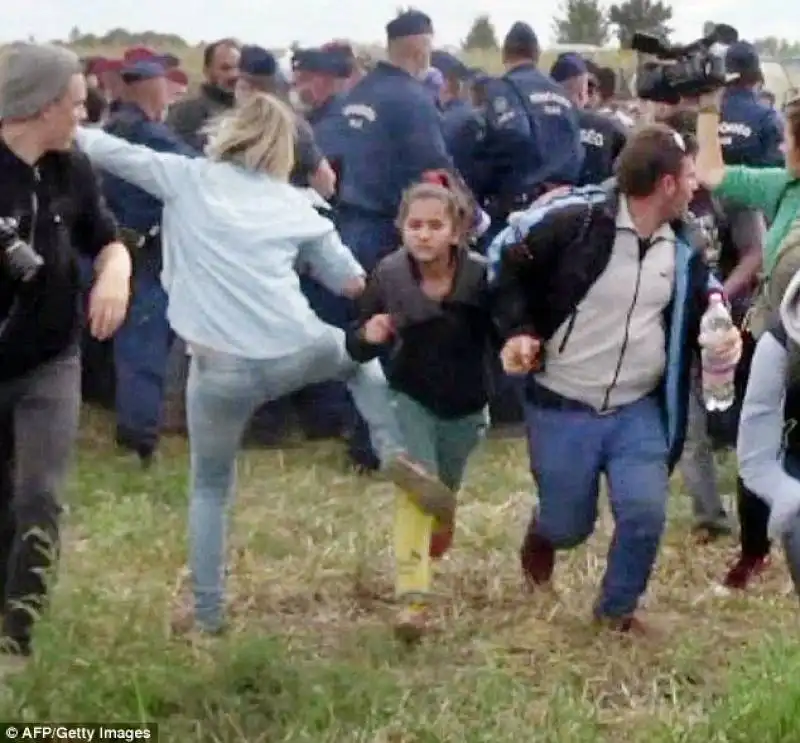 petra laszlo calcia bambina migrante