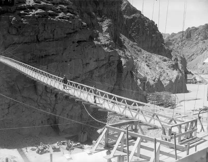 ponte sospeso durante i lavori   1933