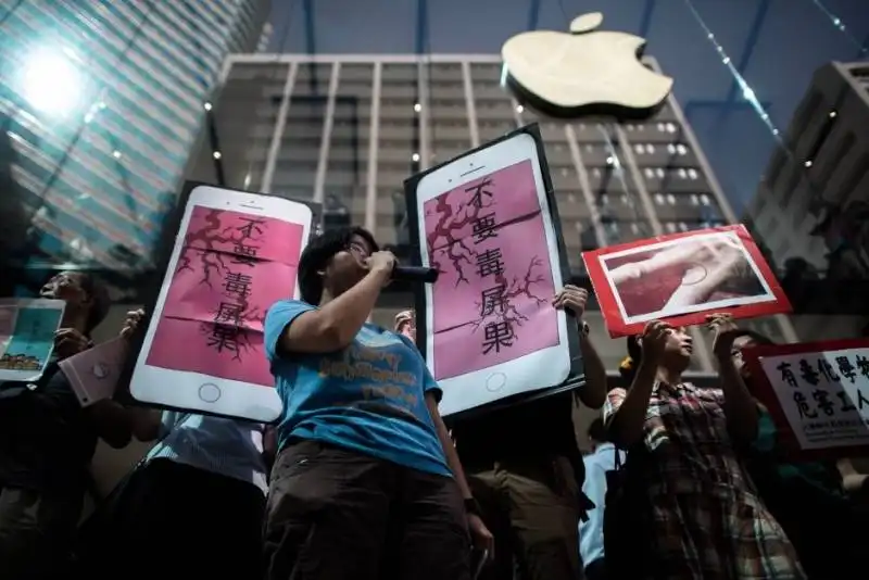 protesta  contro  apple a hong kong a sostegno dei lavoratori di lens technology