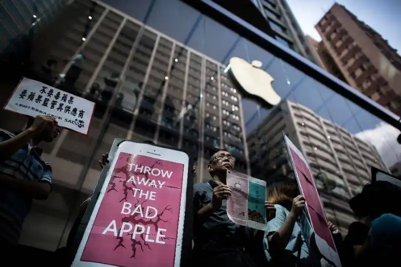 protesta contro apple a hong kong a sostegno dei lavoratori di lens technology