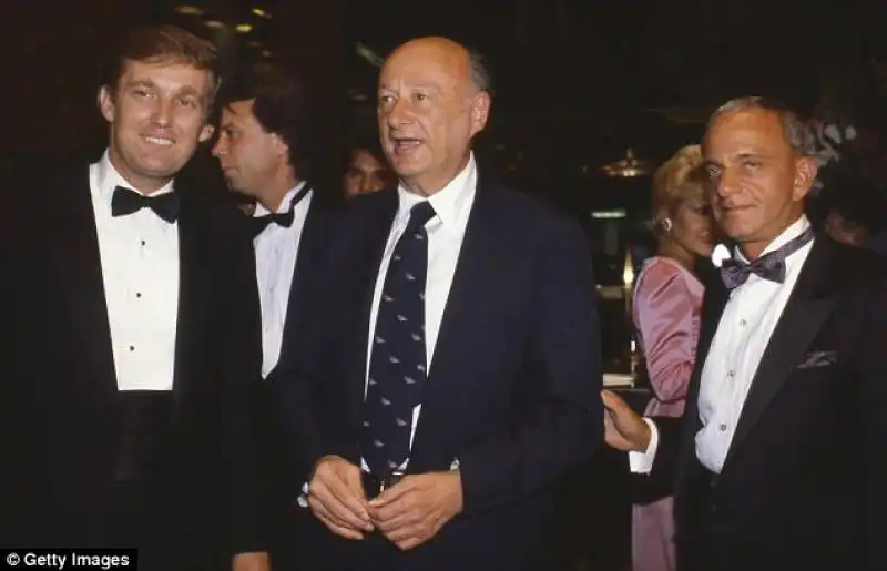 roy cohn con il sindaco di new york ed koch e trumpo