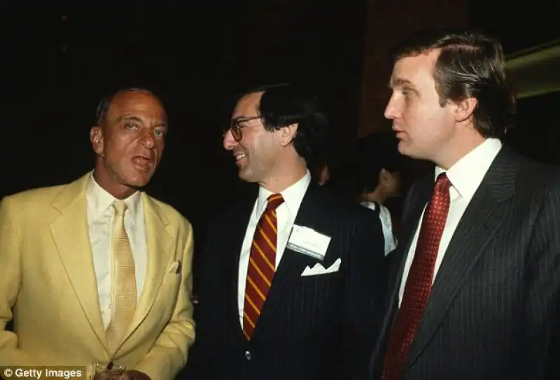 roy cohn in giallo   a destra donald trump