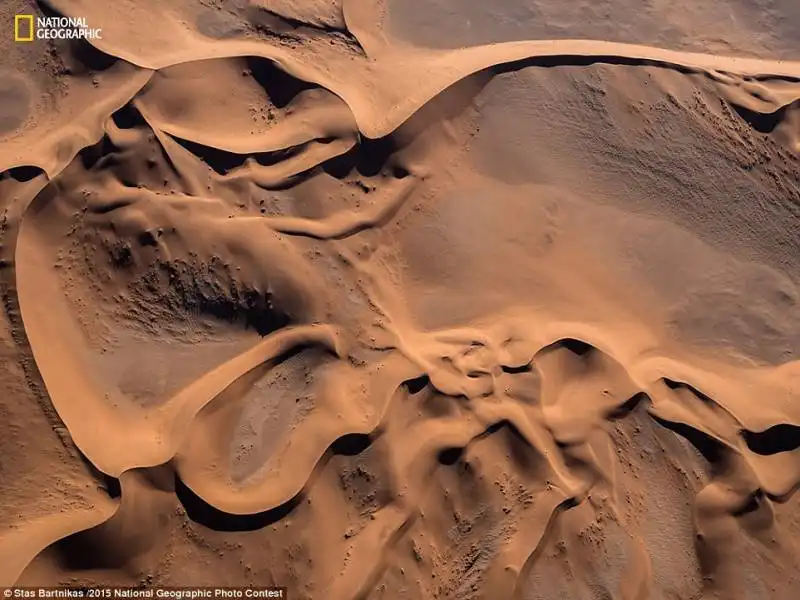 scatto aereo del deserto della namibia   by stas bartnikas