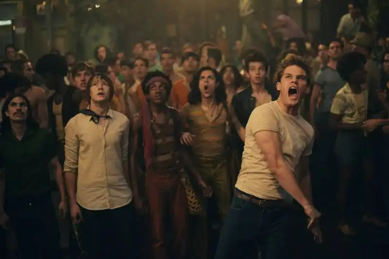 scena di rivolta nel film stonewall