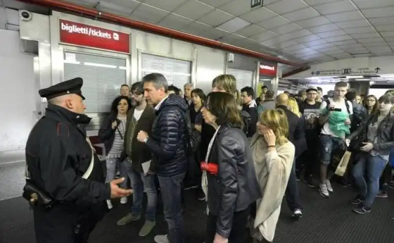 si ferma la metropolitana di roma  2