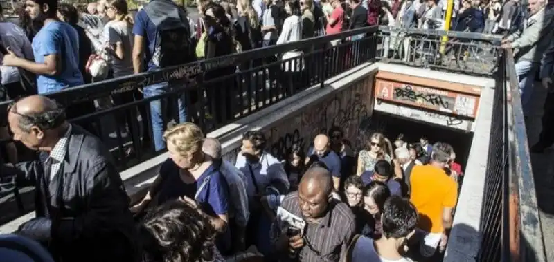 si ferma la metropolitana di roma  8