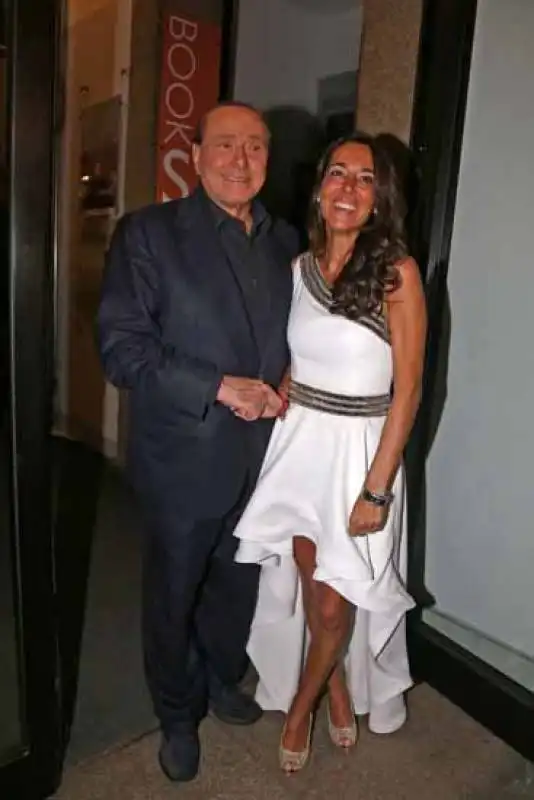 silvio berlusconi con licia ronzulli al compleanno