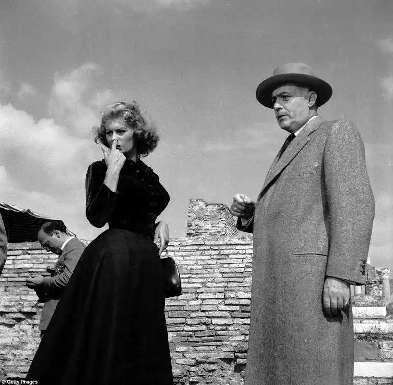 sophia loren e charles boyer sul set di la fortuna di essere donna   ostia antica 1955