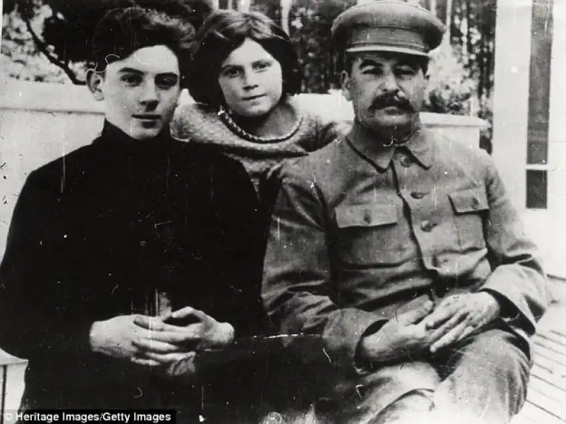 stalin con i figli vasily e svetlana