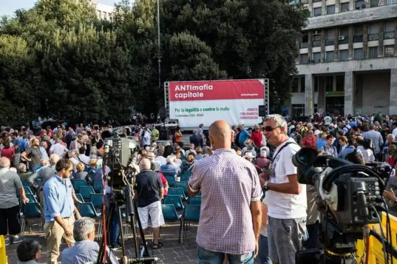 telecamere puntate sul palco della manifestazione antimafia