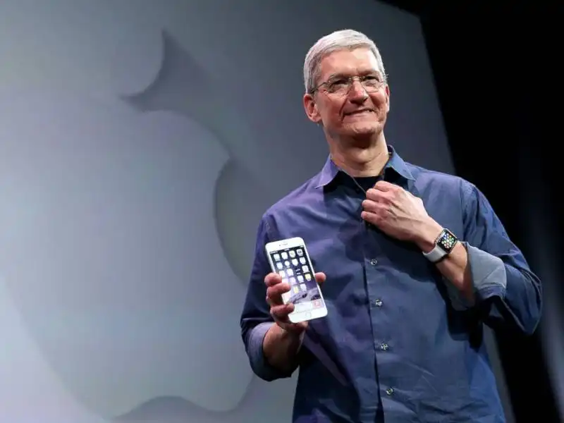 tim cook con l iphone 6s plus