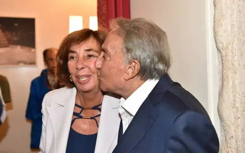 un tenero bacio di emilio fede alla moglie diana